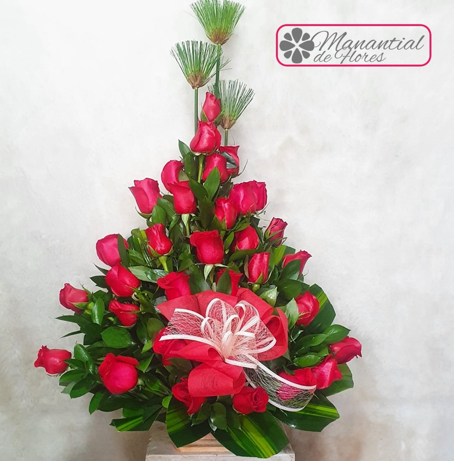Pirámide Mediana Rosas - Floristeria Manantial De Flores