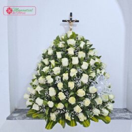 Pirámide en rosas con cristo